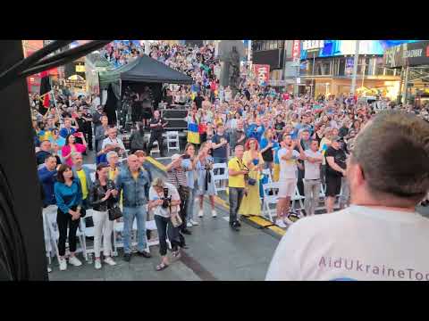 Arina Domski - anthem of Ukraine -live at closing of charity event on Times Square, New York