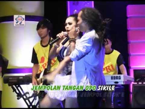 Bokong Nyenul - Utami DF feat Sodiq (Official Music Video)