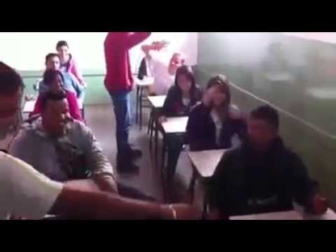 Turma do fundão fazendo aquele agito na aula