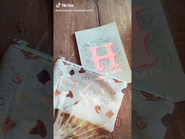 Vídeo relacionado con Set de papelería Hogwarts Acceptance Letter - Producto oficial Harry Potter, incluye 10 sobres, 20 hojas de papel y 10 sellos de cera, accesorios para escritorio