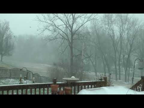 snow of Winter Storm Elliot arrives in St. Louis County, Missouri 12/22/22