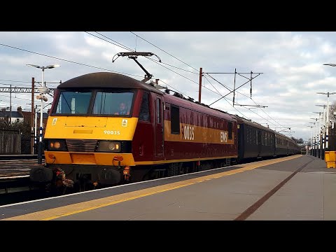 DB 90040 & EWS 90035 with Blue/Grey MKII's ECS at Harringay & Finsbury Park 1/1/19 (with 90019).