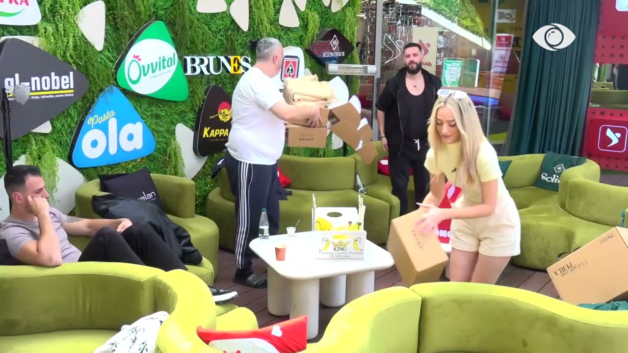 Selin u jep banorëve dhuratat që mori nga Perla shop