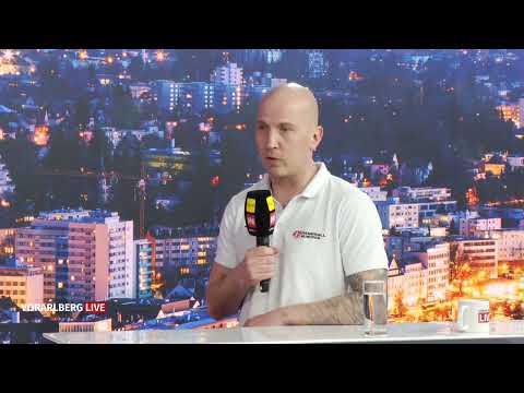 Die jungen Handballer und der Routinier Robert Weber