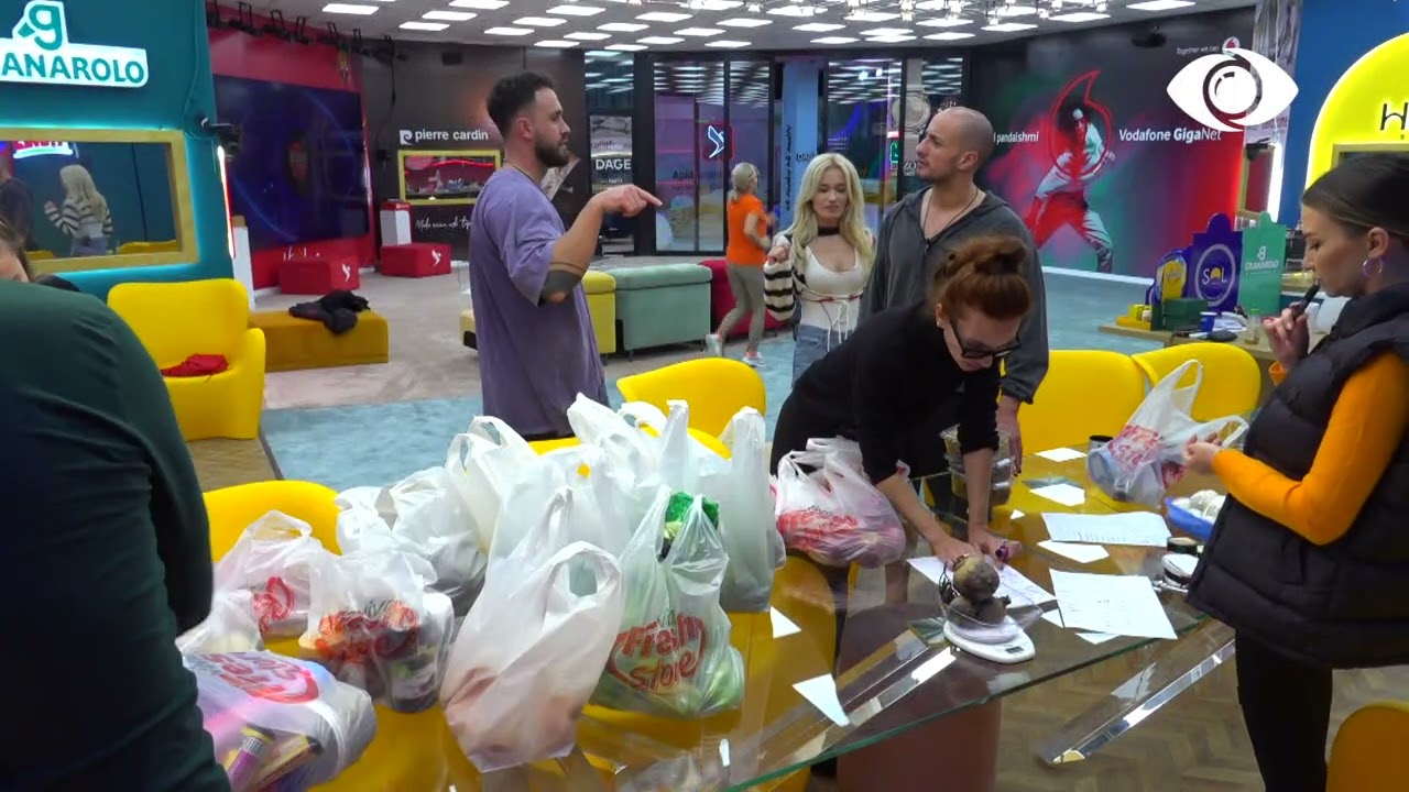 Eva stërvitet në living room