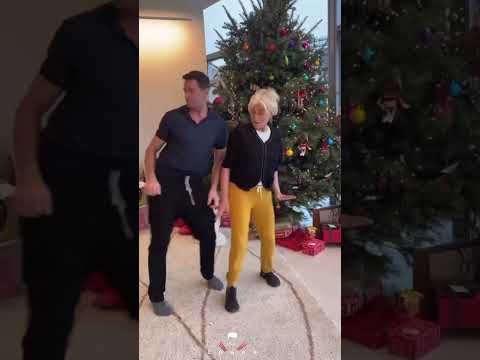Hugh Jackman & Deborra-Lee Furness are dancing into the holidays! (December 22, 2022)🕺🏻Ryan Reynolds