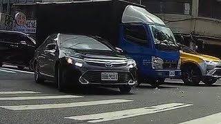 【車禍影片】停讓行人被擦撞（2025.10.31 新北市三重區龍門與仁愛街口