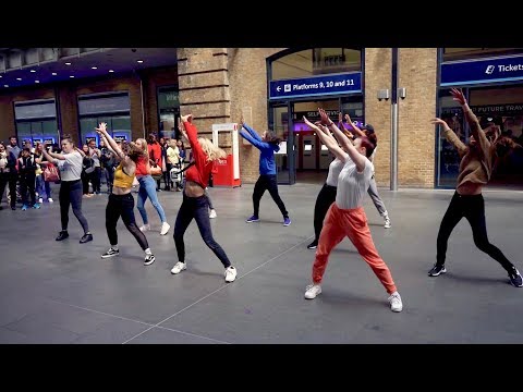 Surprise 'Friends With Benefits' Proposal Flash Mob in Kings Cross!