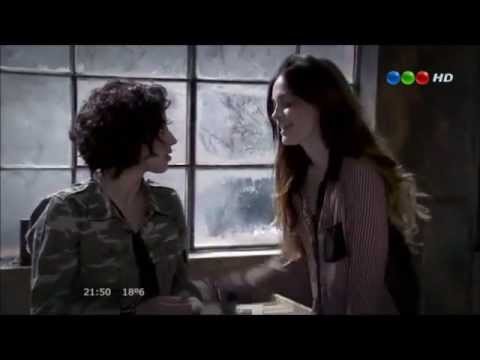 Maia y Azul le cantan a Tomas