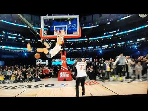 Pat connaughton dunks over a man