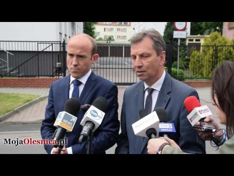 7.06.2017 Oleśnica - posłowie PO Borys Budka i Andrzej Halicki pod komendą policji