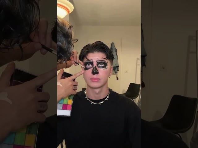 Vídeo relacionado con Tikerwang Halloween Makeup Kit - Black & White Face Paint Kit, Halloween Makeup Includes Paint, Brush, Costume Accessories Crystal Sheet for Skeleton SFX, Vampire, Skull Makeup (A)