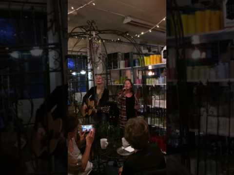 Jag sjunger Emilia Lindbergs sång Jorden runt och Emilia spelar