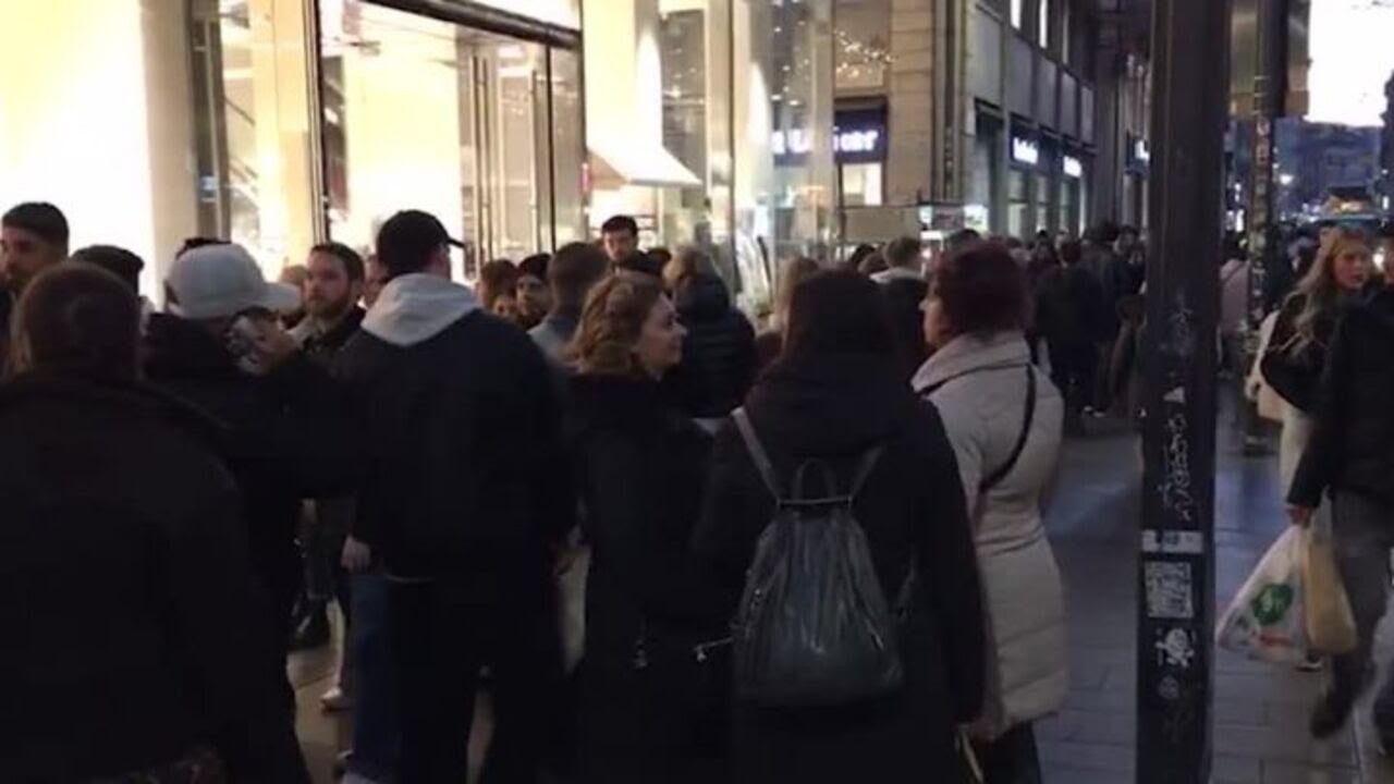 Milano, vie del centro affollate per lo shopping natalizio
