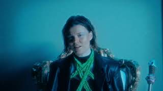 DRONNING AF MANEN jetzt Video ansehen