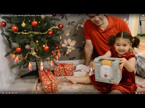 CHRISTMAS 2019 ! Elsa takes her gifts from Santa. (Princesses In Real Life)
