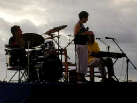 Dannyju en la bateria con Nacho y Christina Varela