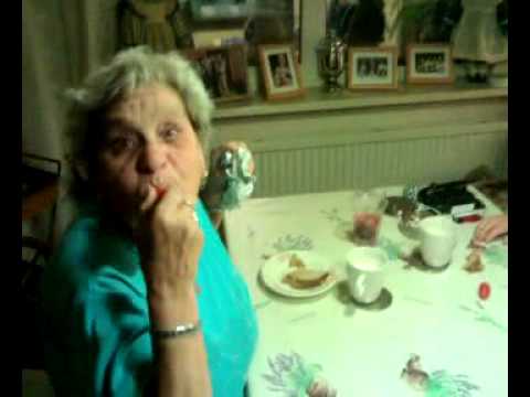 wilde oma met tomaat.mp4