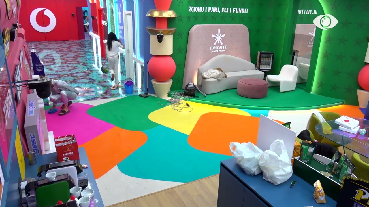 Momente gazmore/ Egli dhe Gjesti luajnë me njëri-tjetrin