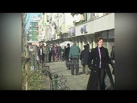 Tirana i rikthehet gjallërisë pas festave - (2 Janar 2004)