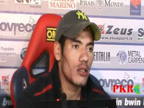 Crotone Nocerina 3 - 1: Gabionetta fa gol esulta e scavalca la protezione per salutare i tifosi