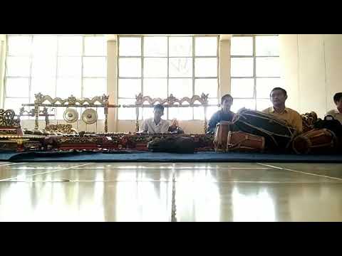 Baydjati latihan gamelan di kampusnya UPI(1)