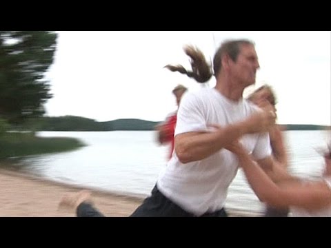 Tror hon skyddas av osynligt kraftfält - blir nersprungen av galen man