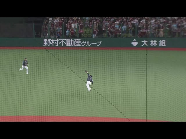 【5回表】ライオンズ・外崎修汰 セカンド後方への緩い打球を背走しながらナイスキャッチ!!  2024年8月25日 埼玉西武ライオンズ 対 東北楽天ゴールデンイーグルス