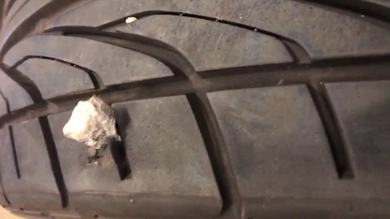 パンクの原因は石！？