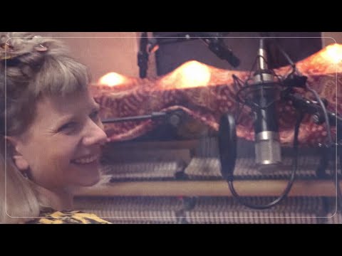 Videoclip de Some Type Of Skin (Acoustic) — AURORA