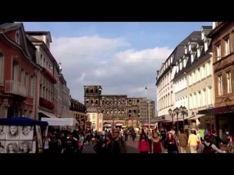 Trier und Die Porta Nigra (lateinisch für „Schwarzes Tor") ist ein ehemaliges römisches Stadttor