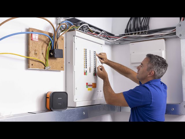 Stampante Etichette Transfer Termico Bluetooth Brother PT-E920BT con taglio automatico video