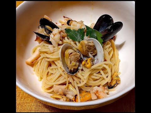 SPAGHETTI AI FRUTTI DI MARE - ragù di mare - #ricettafacile con #videoricetteinsieme