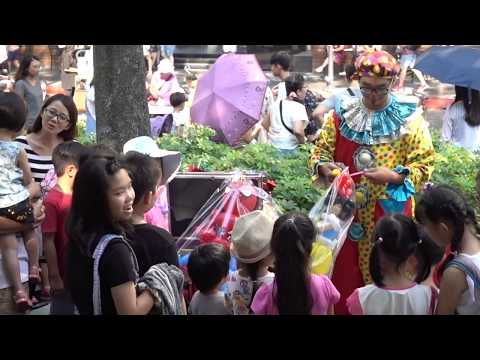 Desempenho da bola do vapor do artista da rua da estrada verde de Taichung Cinmei Eslite