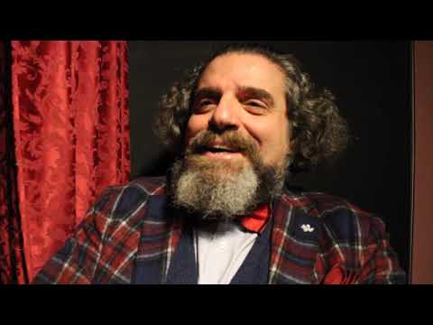 Gigi Miseferi presenta la finale del Festival Facce da bronzi a Reggio Calabria