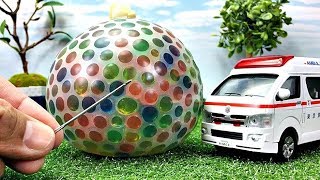 Orbeez Prank Water Balloon Bomb ambulance はたらくくるま 救急車がオービーズの水風船爆弾を大爆発!子供向け Gizmone