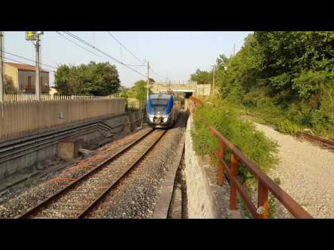 Treno regionale veloce (minuetto) appena partito da Enna. Udite la strombazzata.