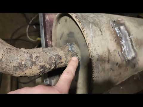 Сварочные работы. Как быстро заварить глушитель на авто. #сваркамашины #ремонт_глушителя