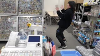 当たりが出るまでオリパを引いたらクソやばいカードが出て店内で暴れ回るキモオタwww