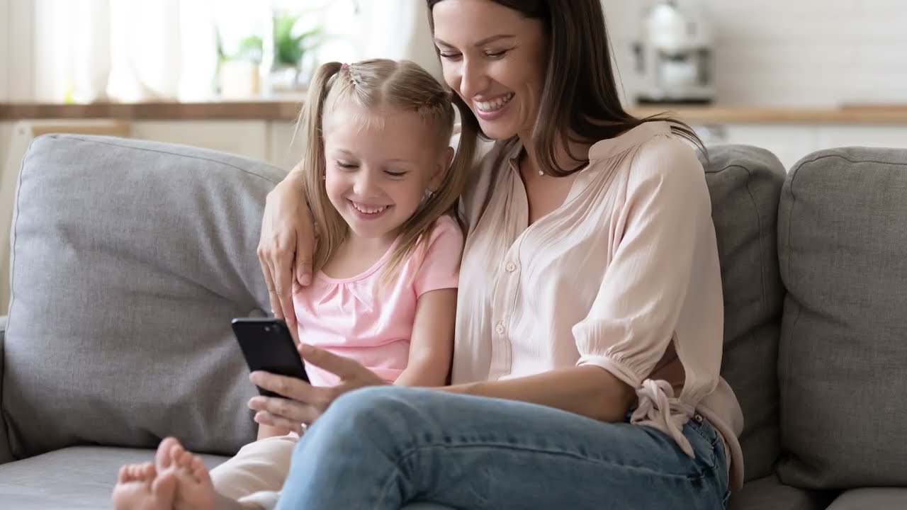 Een vrouw kijkt geergerd naar haar smartphone.