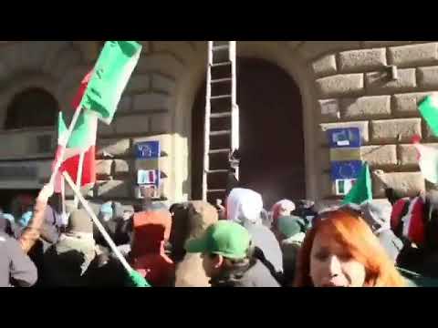 Europafahne heruntergerissen und durch Trikolore ersetzt