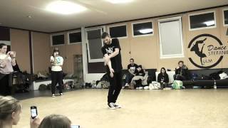 Roseaux - Walking on the Moon / Routine by Maxim