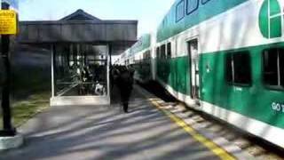 preview picture of video 'GO Tranist Run 155 arriving and departing Cooksville Station'