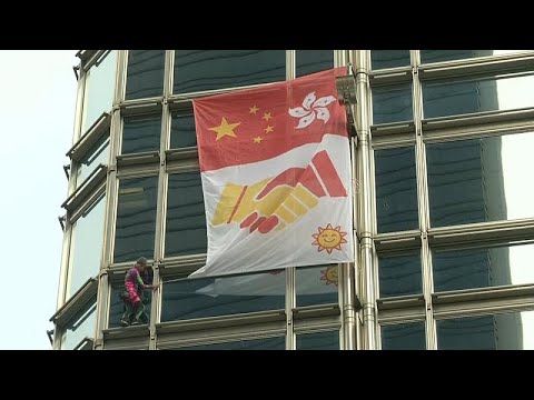 شاهد الرجل "العنكبوت" الفرنسي يرفع "علم السلام" من ناطحة سحاب في هونغ كونغ…