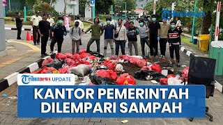 Mahasiswa Kesal! Lempari Kantor Wali Kota Tangsel dengan Tumpukan Sampah, Ancam Lakukan Aksi Lagi