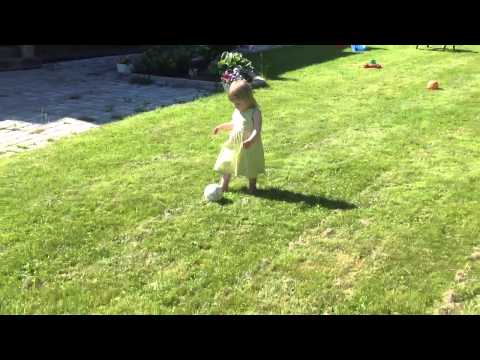 Alva lirar bättre fotboll än sin pappa