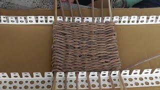 Квадратное донышко из газетных трубочек на станочке. Вариант 1