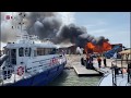 Uitslaande brand in houten gebouw op Marker Wadden