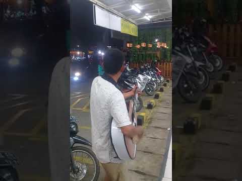 Pengamen Jalanan Cover Lagu Opick Rapuh Suara Merdu