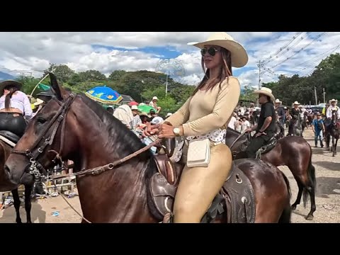 🐴BEAUTIFUL WOMEN Riding 😍COLOMBIA 🇨🇴